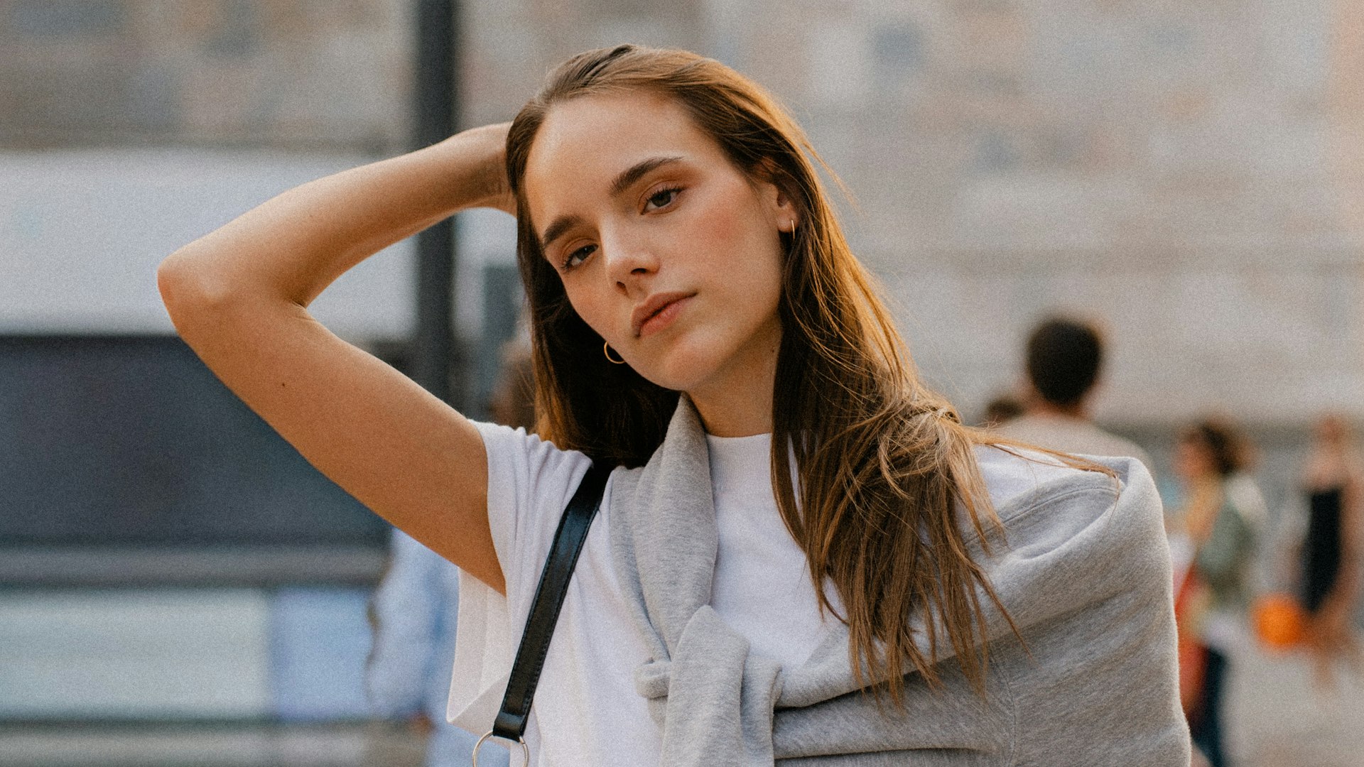 Coupes mi-longues idéales pour cheveux fins : raffinement et élégance