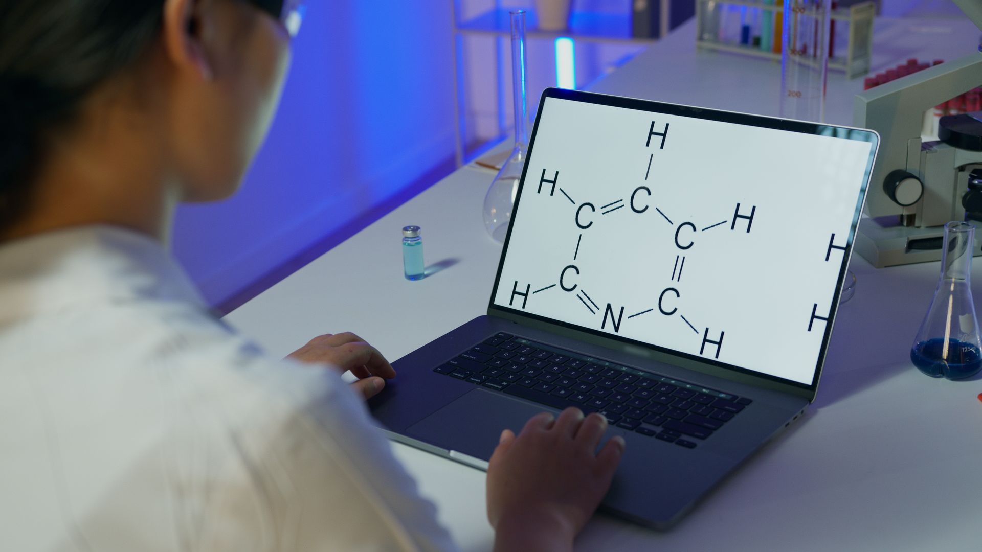 Formule chimique de l’éthanol : comprendre sa structure et propriétés